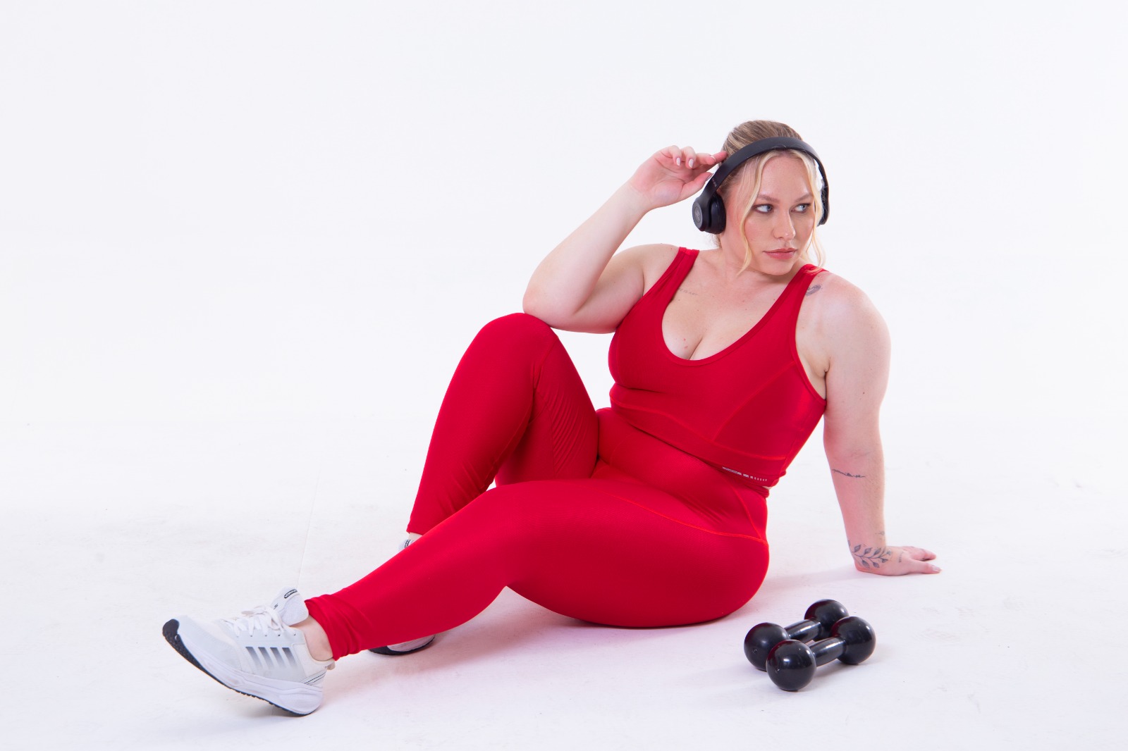 Modelo usando conjunto vermelho da coleção Rocca Fitness Plus Size