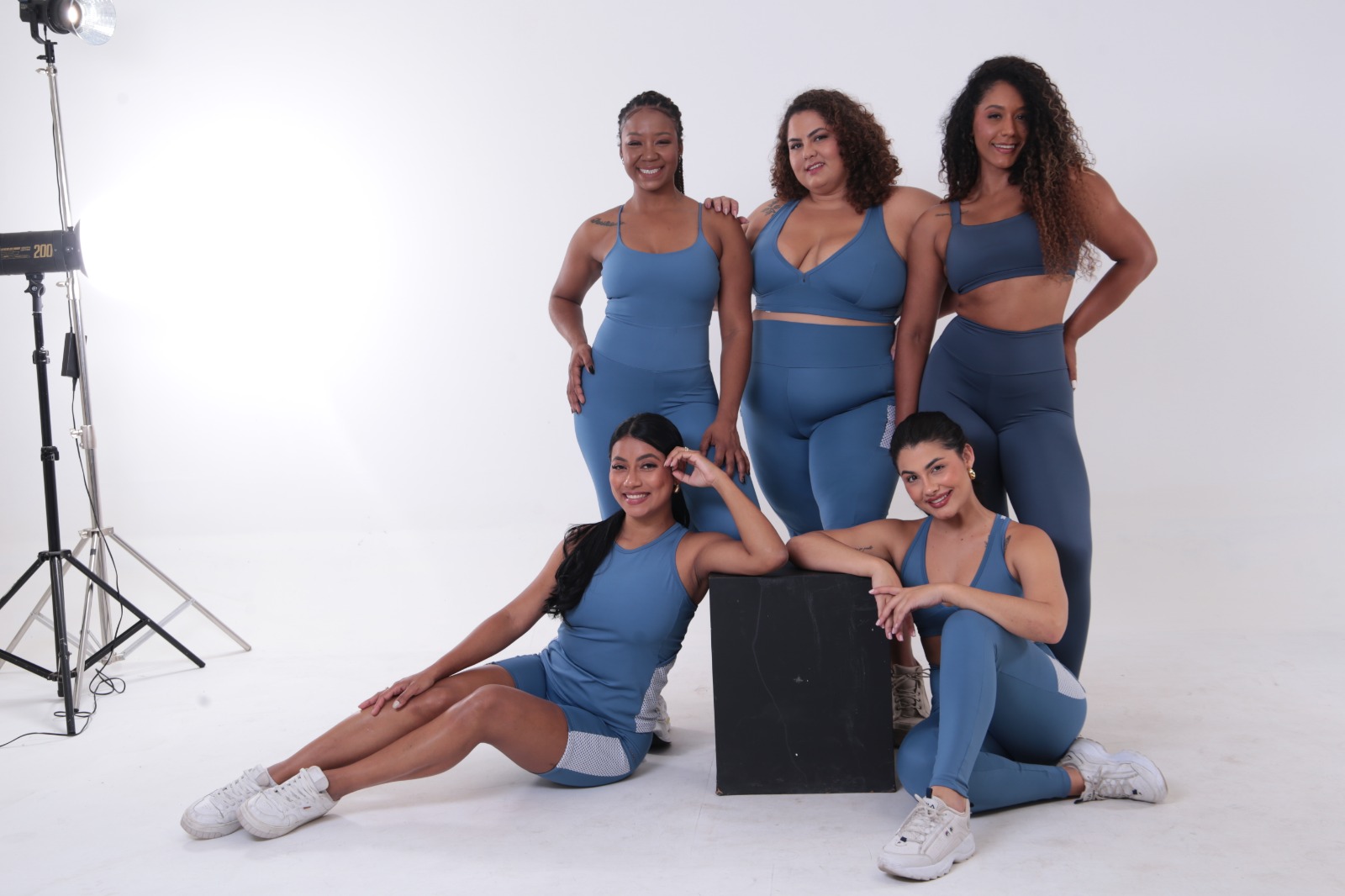 Modelos usando peças azuis da coleção fitness inclusiva da Rocca