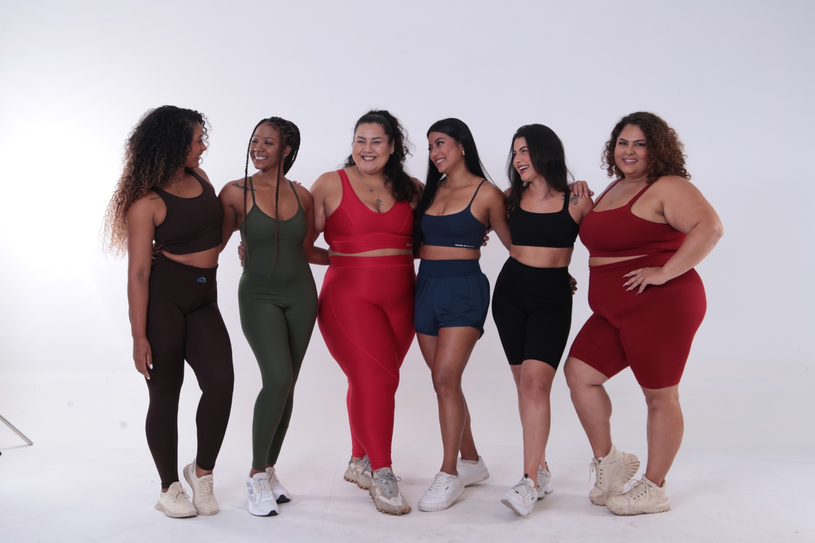 Modelos usando diferentes cores da coleção Rocca Fitness